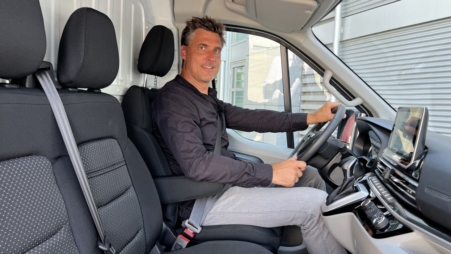 Bequeme Sitze und viel Platz auch vor der Trennwand im Cockpit des eDeliver 9.