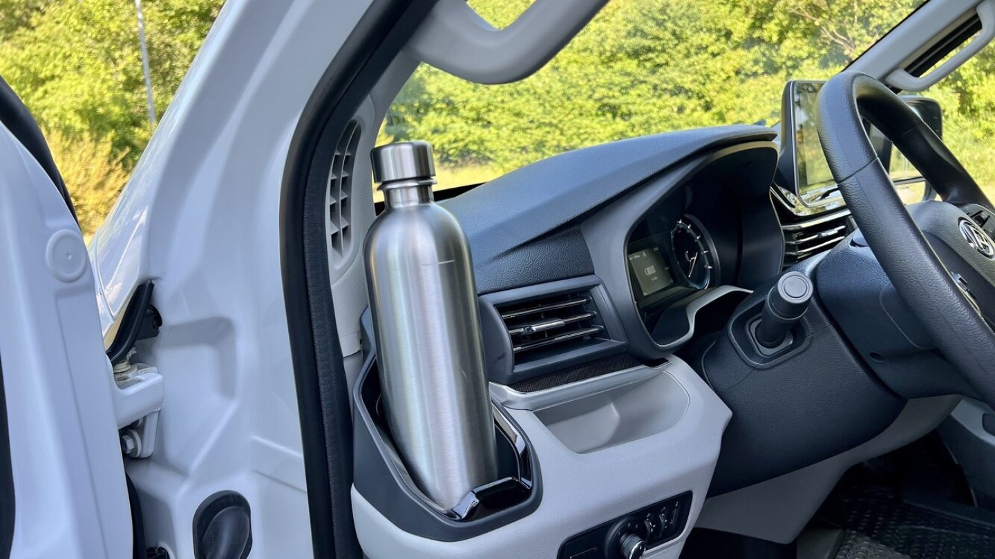 Große Flaschen passen gut in die Halter im Armaturenbrett.