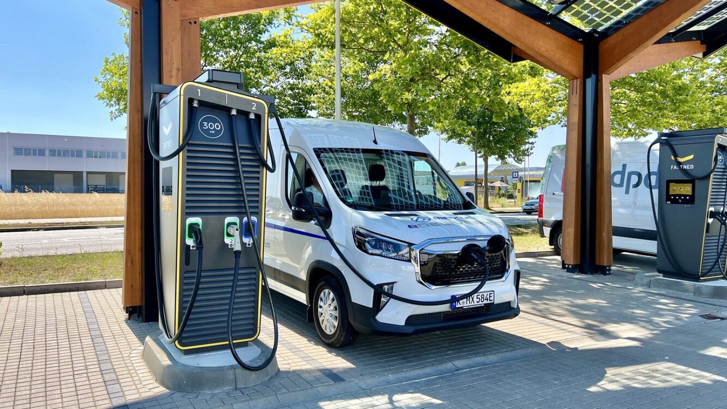 Der Ladeanschluss liegt zentral unter dem vorderen Logo.