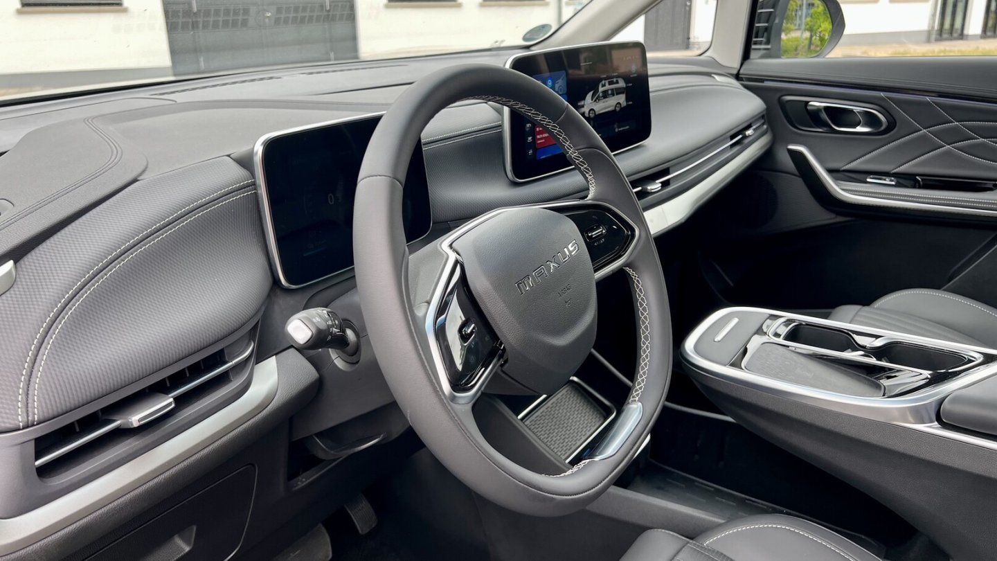 Reduziertes, aber gefälliges Cockpit.