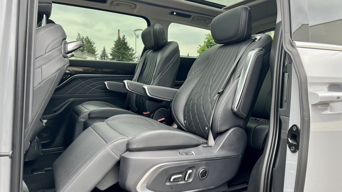 Elektrische Einzelsitze mit Massage und Lüftung in der zweiten Reihe.