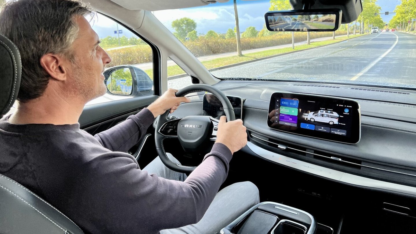 Das Fahrwerk bietet viel Komfort, der E-Antrieb bei nassem Untergrund Arbeit für die Traktionskontrolle.