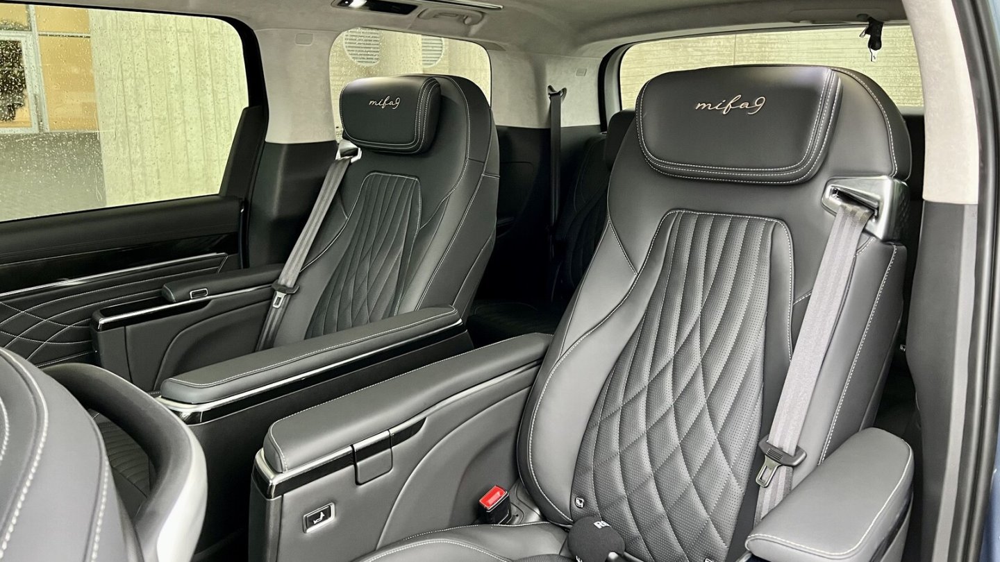 Die beiden Einzelsitze in der zweiten Reihe bieten vielfältige Funktionen.