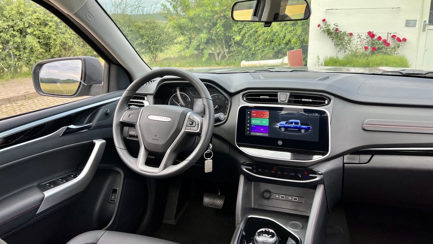 Das Cockpit ist zweckmäßig eingerichtet und workt modern. Apple CarPlay ist an Bord.