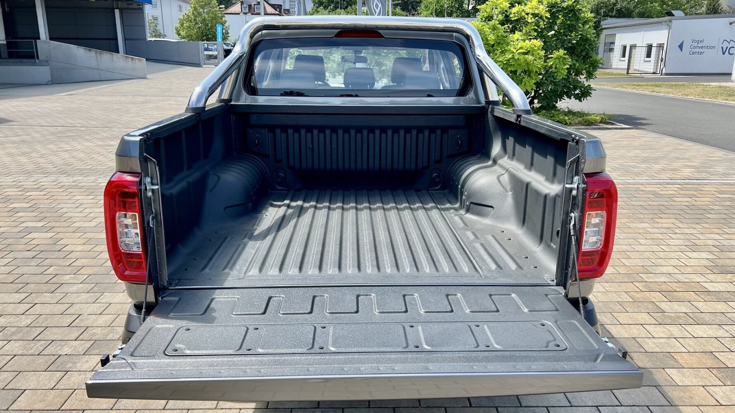 Die Heckklappe zur Ladefläche ist recht schwer.