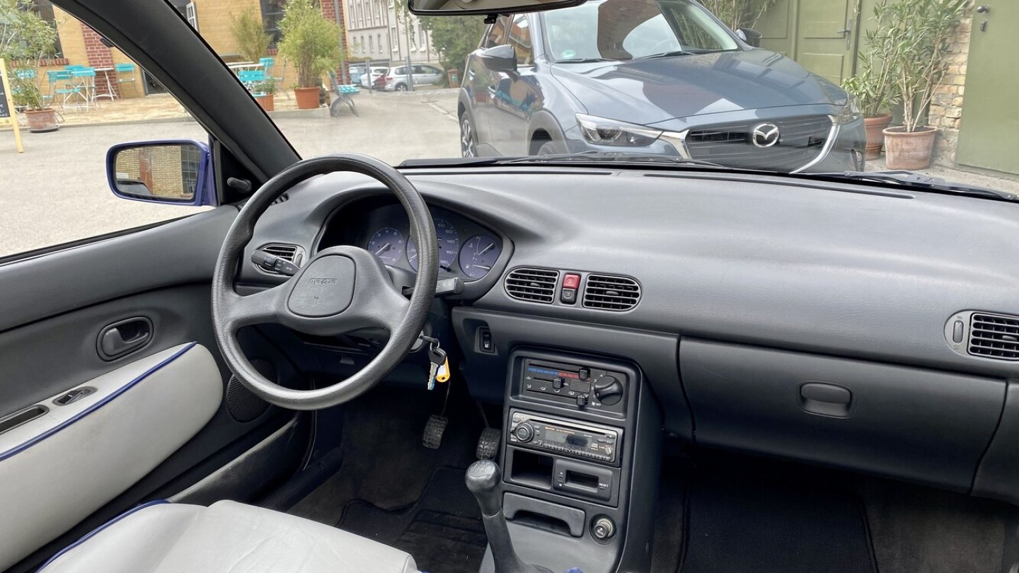 Wenn es kaum etwas aufzuräumen gibt, wirkt so ein Innenraum, richtig!, aufgeräumt.