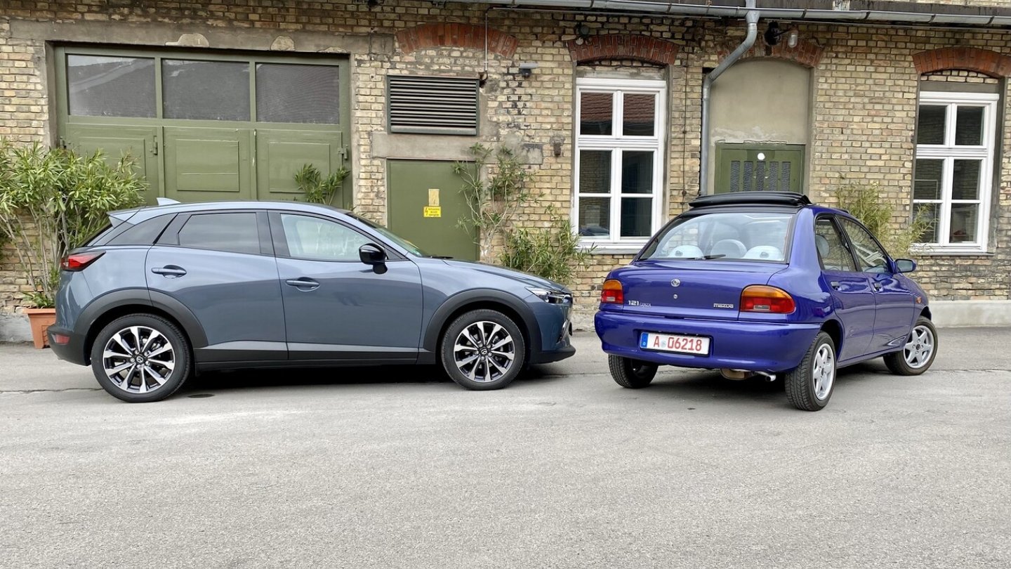 Der blaue Mazda 121 Ginza steht im Mazda Classic Museum in Augsburg.