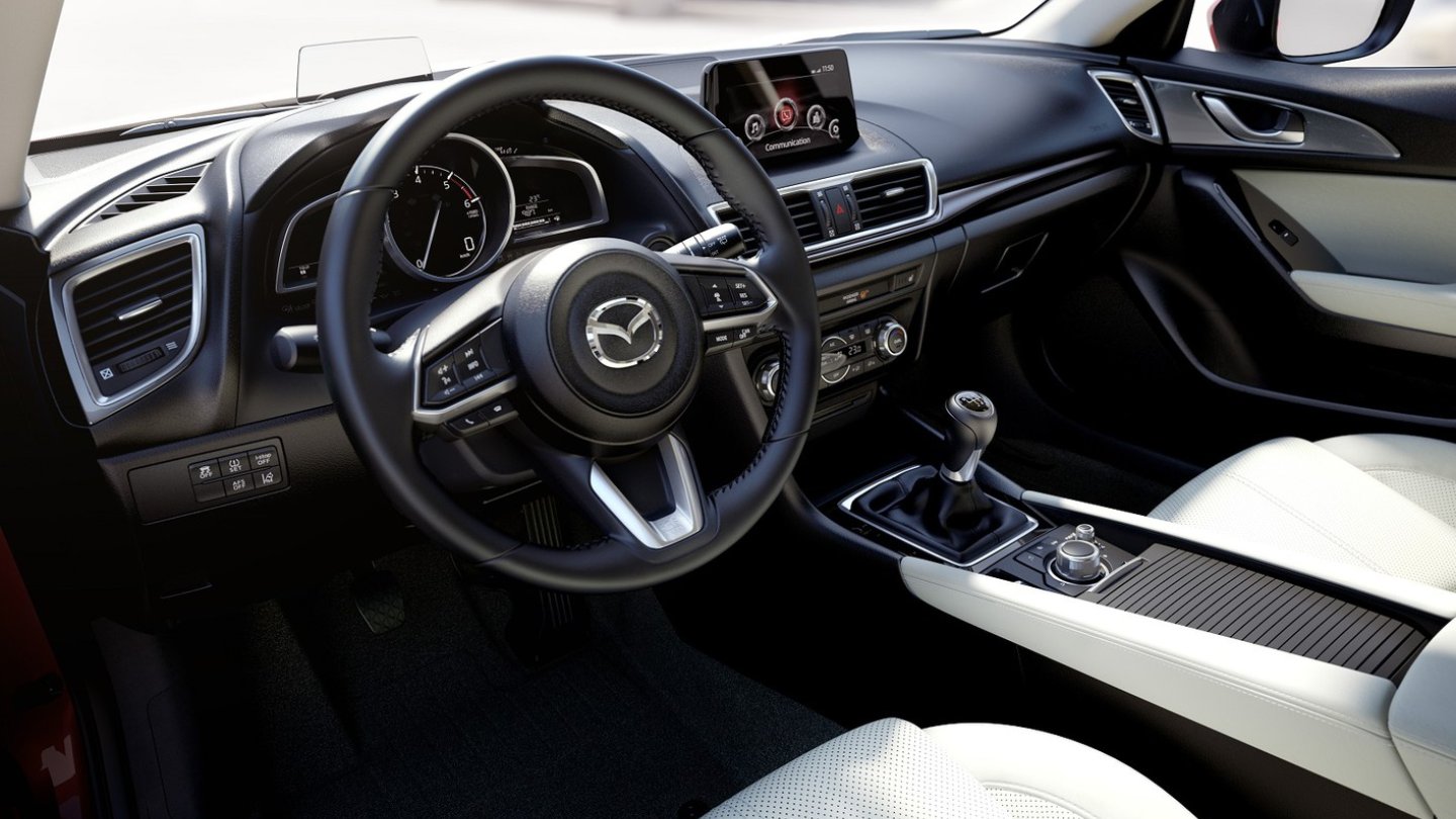 Im Innenraum addieren sich neue Stoffe, eine elektrisch Pakrbremse und ein verbessertes Head-up Display zum Facelift-Modell.