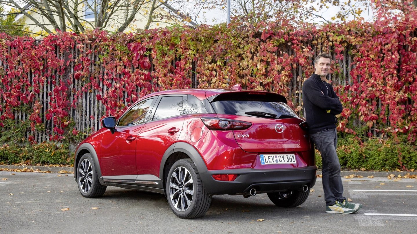 Die Farbe Magma-Rot steht dem Mazda CX-3 weiterhin sehr gut.