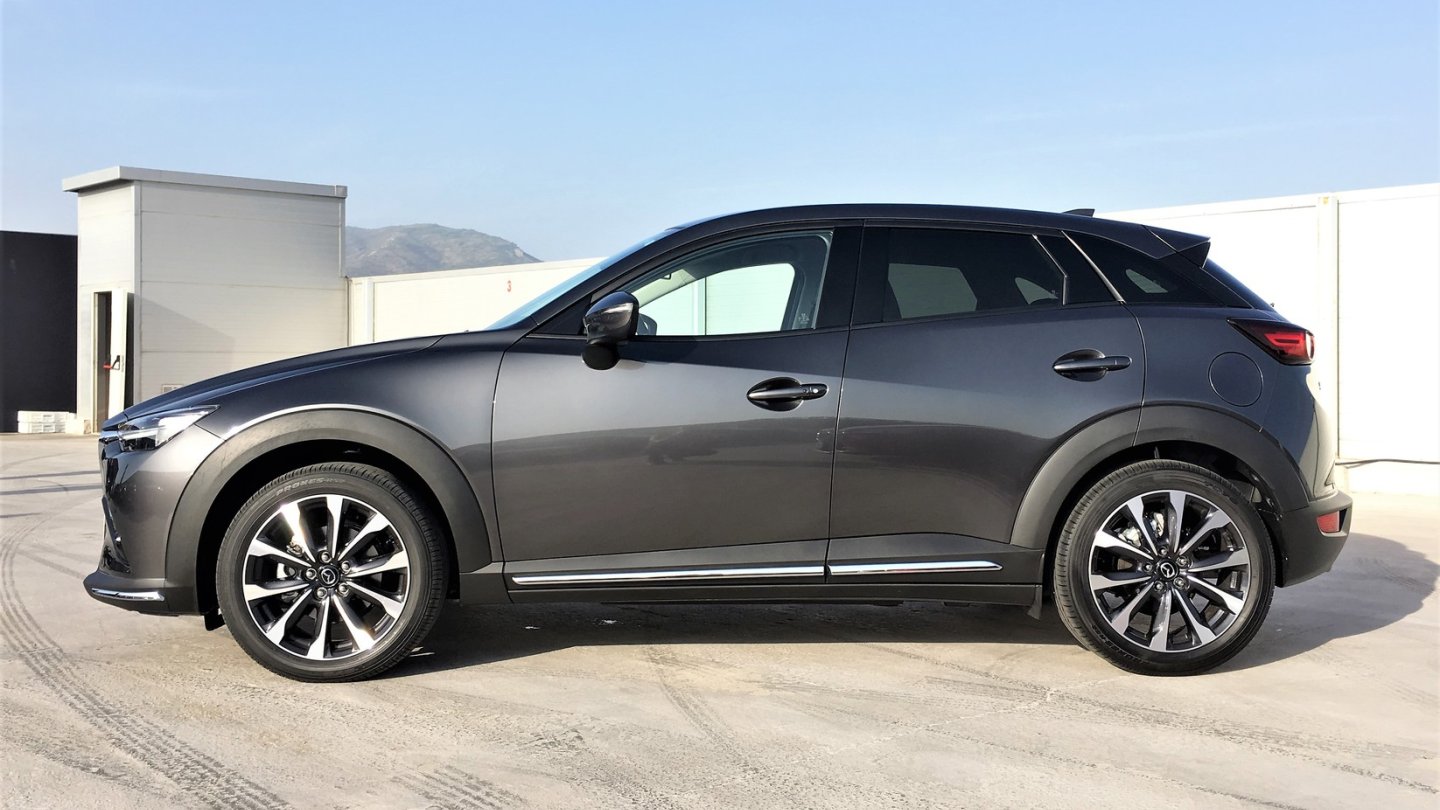 Matrixgrau, hier am 150 PS starken CX-3 mit Allrad, ist die zweite Sonderfarbe neben Magmarot.