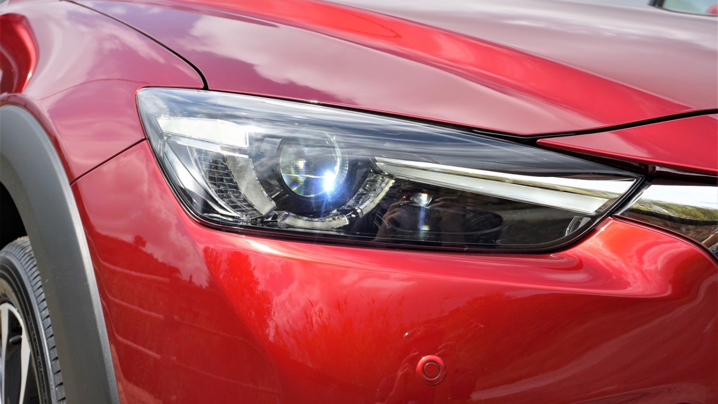 Der Mazda CX-3 Sports-Line fährt mit Matrix-LED-Scheinwerfern vor.