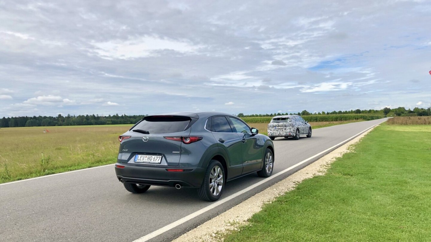 Ein Prototyp des kommenden BMW 2er Active Tourer crasht das Mazda-Foto.