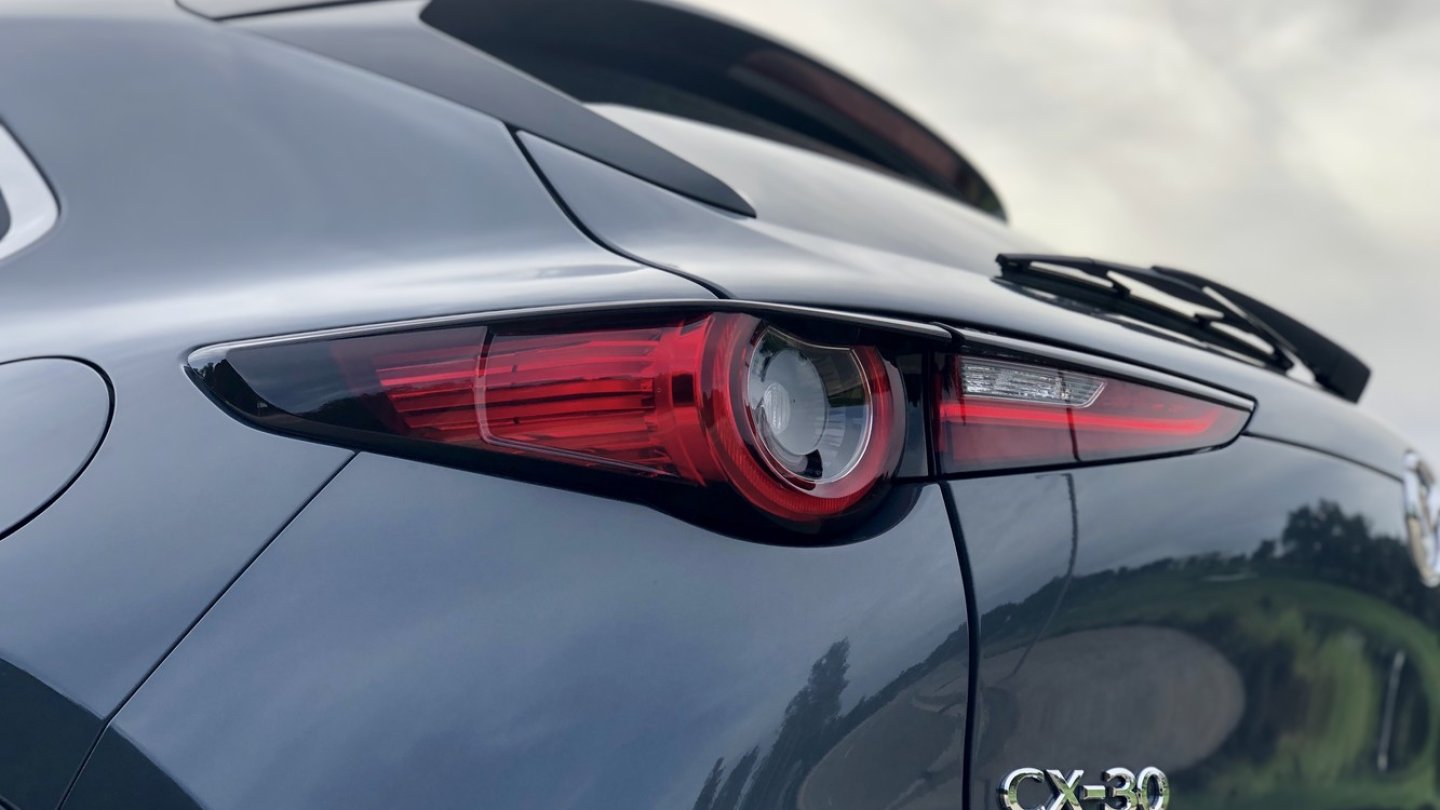 Eigenständiges Design der Heckleuchten am Mazda CX-30.