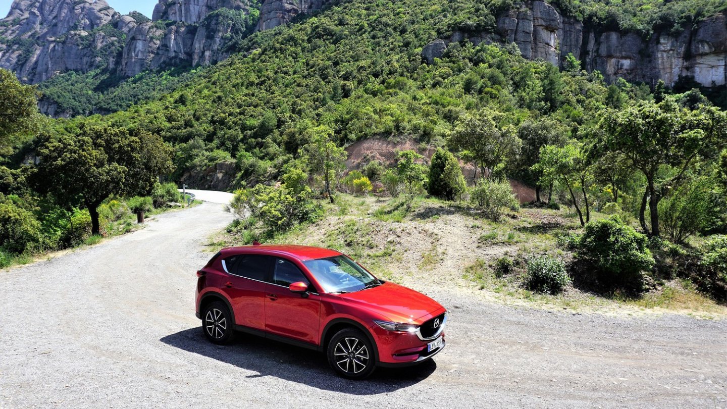 Überraschend: mit dem Mazda CX-5 wird man zum Kurvenjäger.