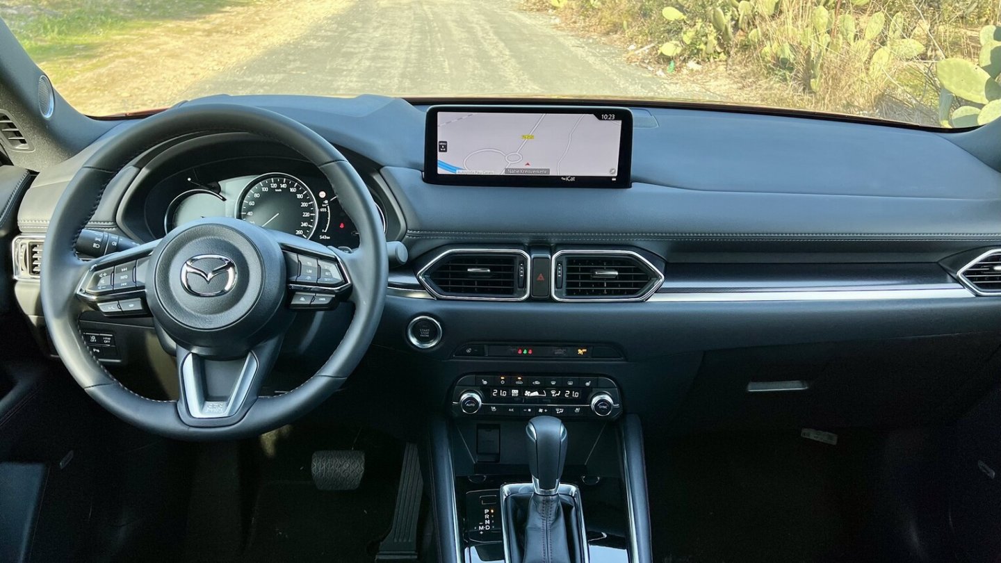 Im Modelljahr 2022 kann man erstmals das Smartphone induktiv laden.