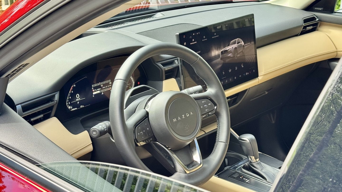 Der Mazda CX-5 bricht mit der Markentradition des Dreh-Drück-Stellers und setzt auf Google-Services mit Touch-Bedienung.