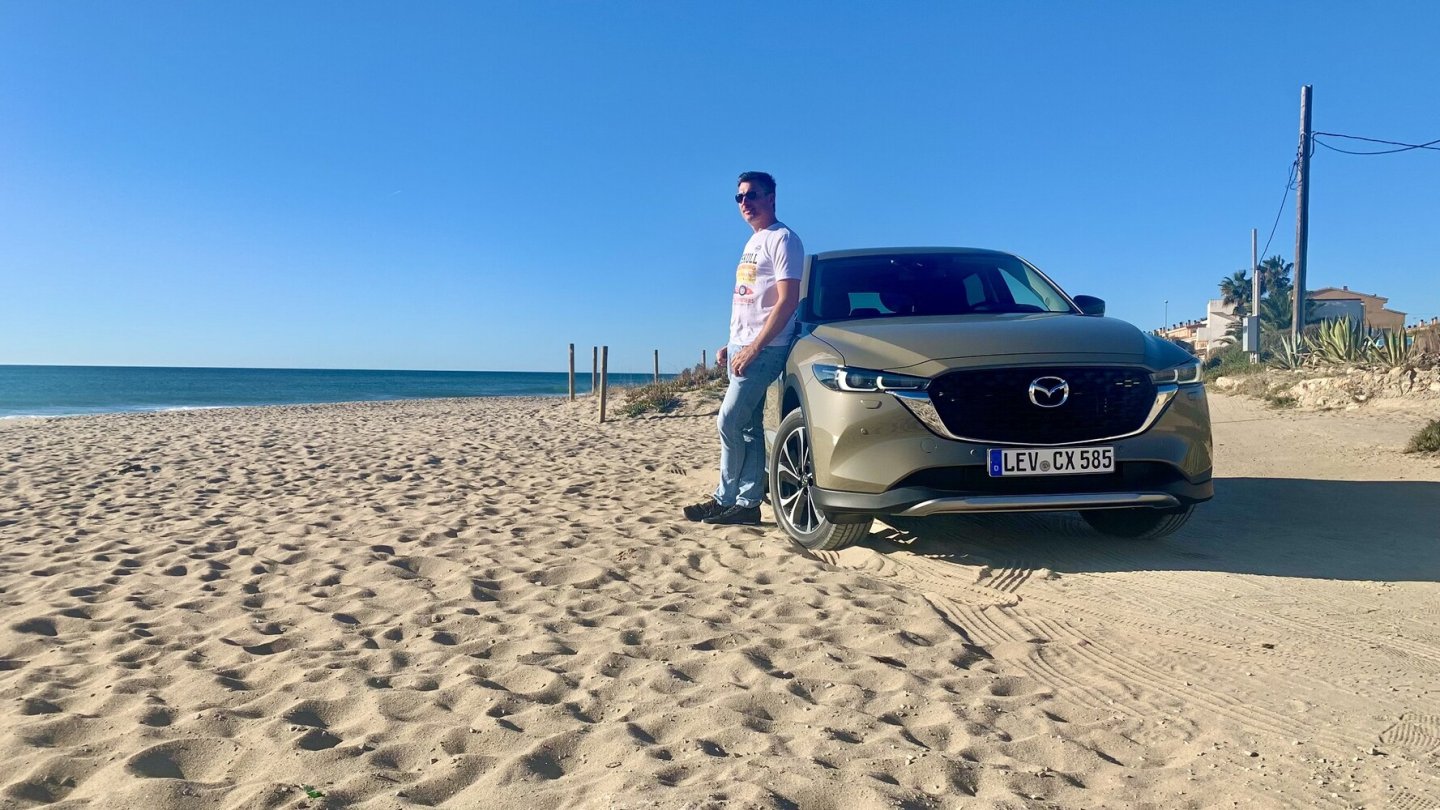 Sand vergeht nicht. Das gilt beinahe auch für den Mazda CX-5, der immer noch frisch wirkt.