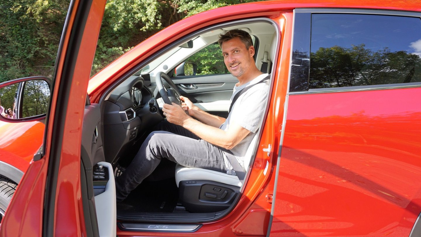 Auch große Menschen sitzen im Mazda CX-5 bequem.