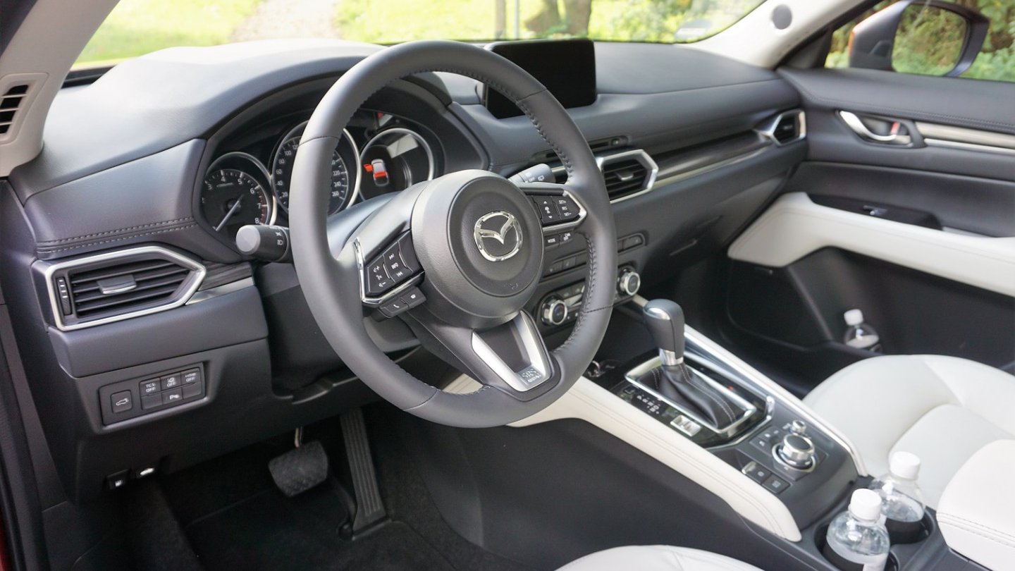 Die weißen Ledersitze kosten 2.100 Euro Aufpreis.