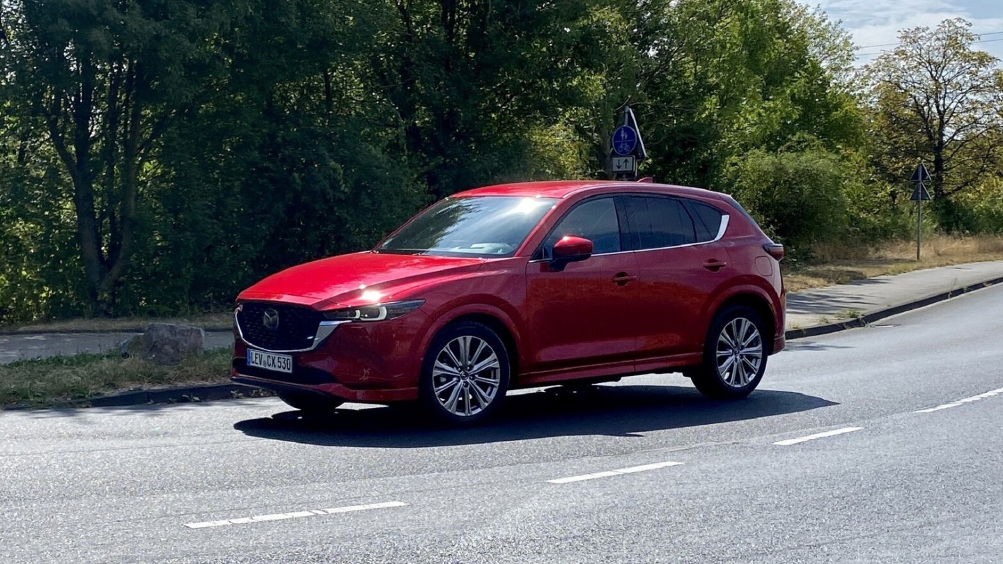 Der Mazda CX-5 bietet ein ausgewogenes Fahrverhalten.
