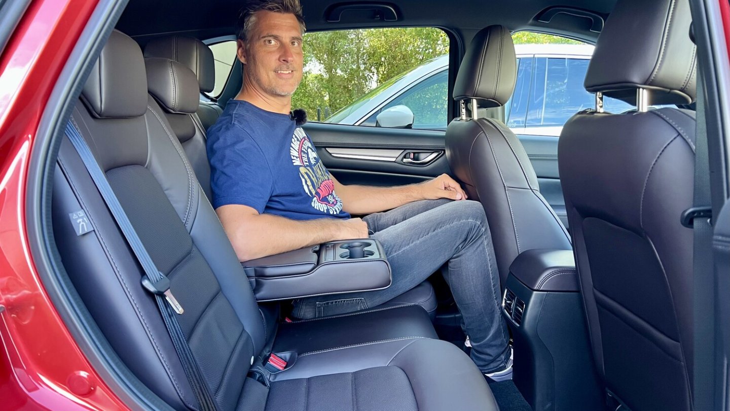 Auf der Rücksitzbank des kleineren CX-5 ist es nicht enger.