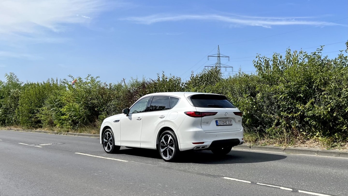 Bei niedrigen Geschwindigkeiten zeigt sich der Mazda CX-60 von seiner straffen Seite.