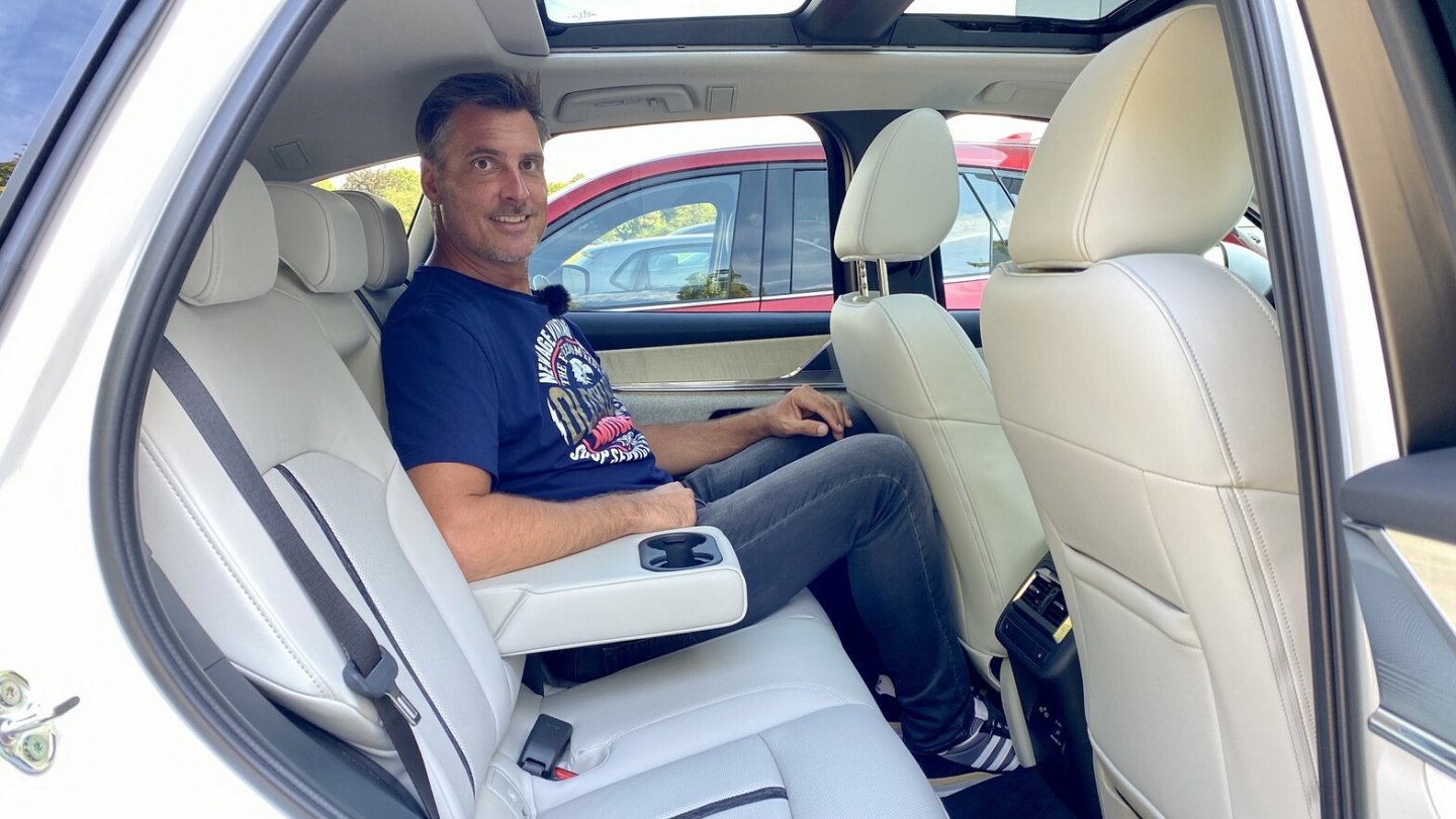 Das Platzangebot im Fond des CX-60 passt, ist aber nicht verschwenderisch.