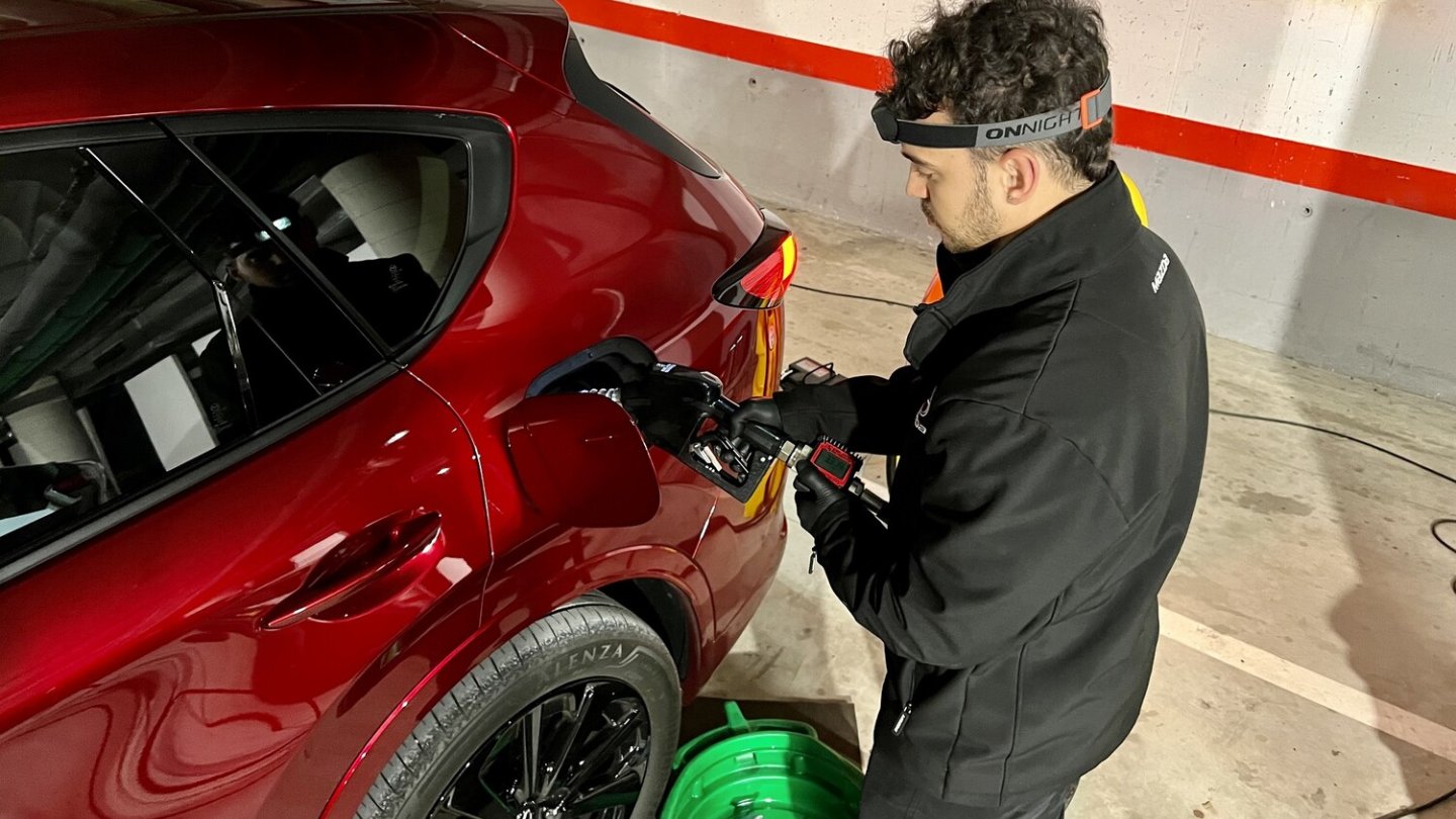 Zur exakten Vebrauchsermittlung wurde händisch getankt, bis nichts mehr hineinpasste.