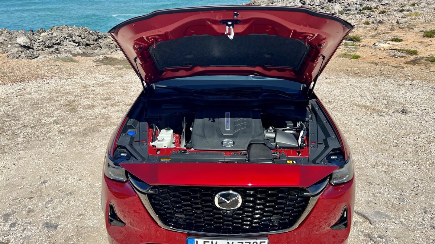 Der aus dem CX-5 bekannte Vierzylinder-Benziner ist beim CX-60 längs eingebaut.