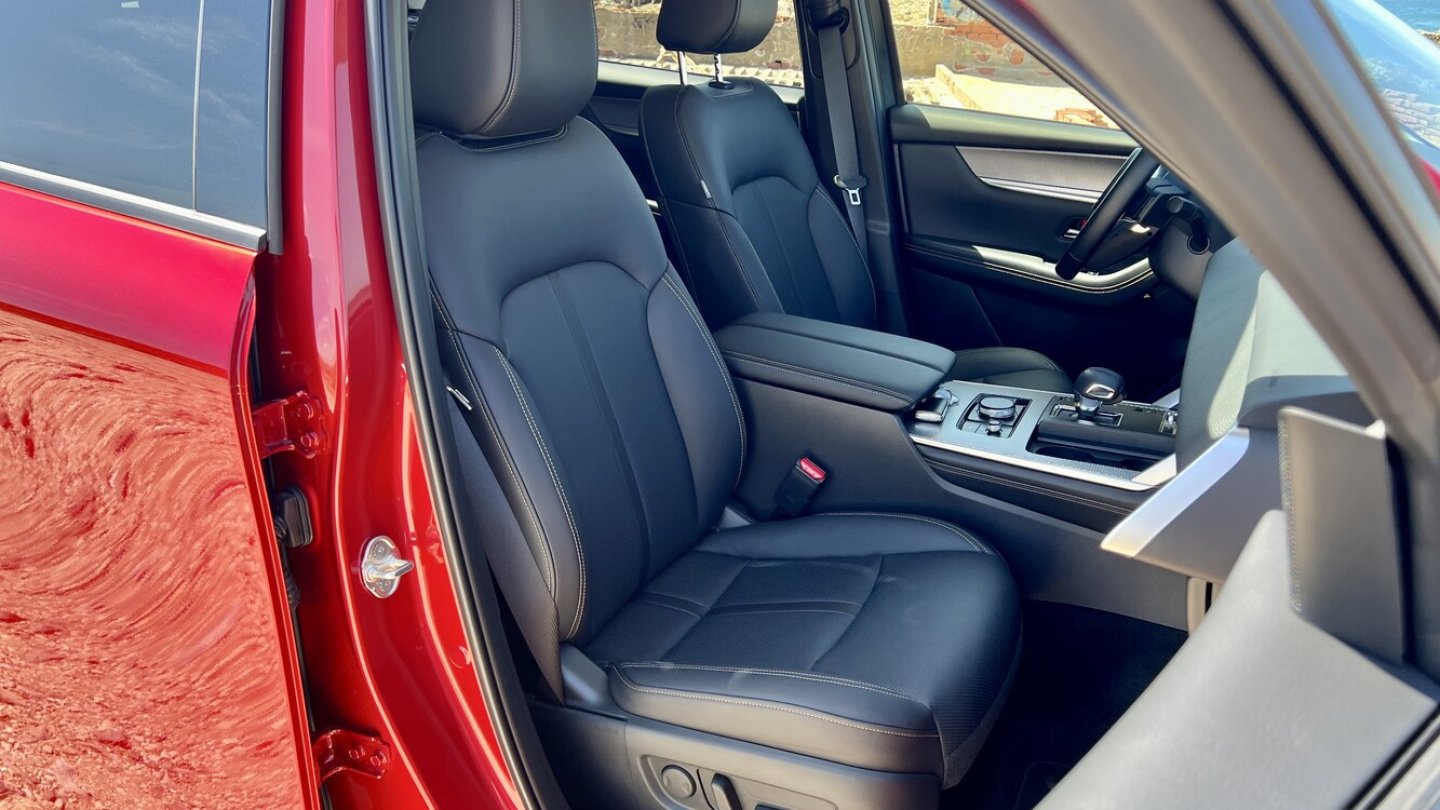 Mit belüfteten, elektrischen Vordersitzen bietet der CX-60, je nach Wahl der Optionen, hohen Komfort.