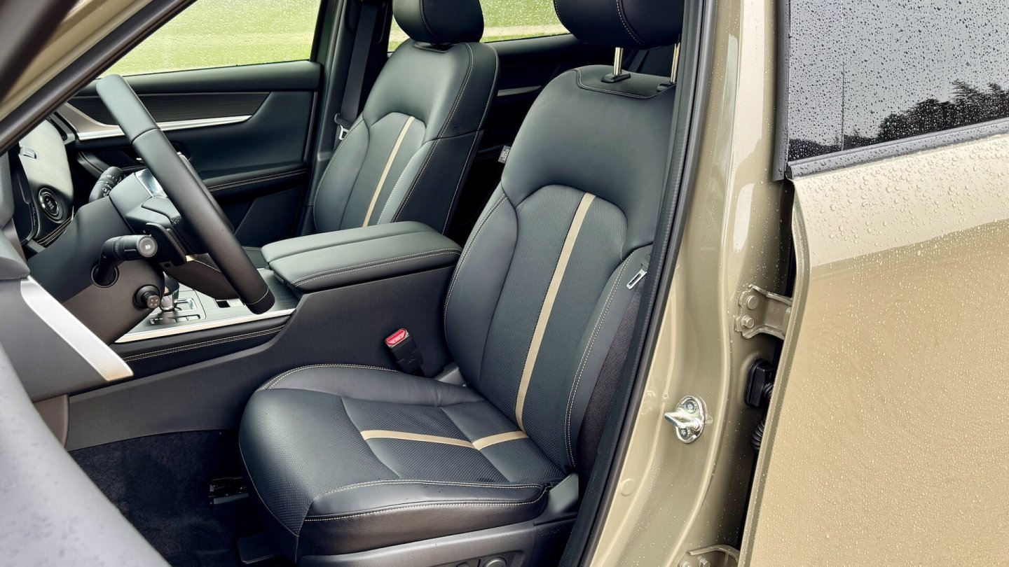 Schwarzes Nappaleder mit Kontrastnähten und neue Dekore im CX-60 Homura.