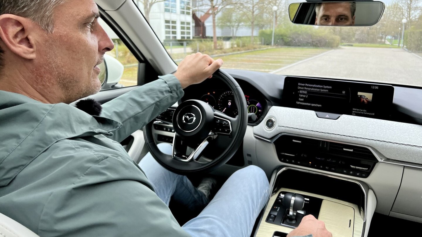 Der Dreh-Drück-Steller erinnert an das iDrive-System von BMW.