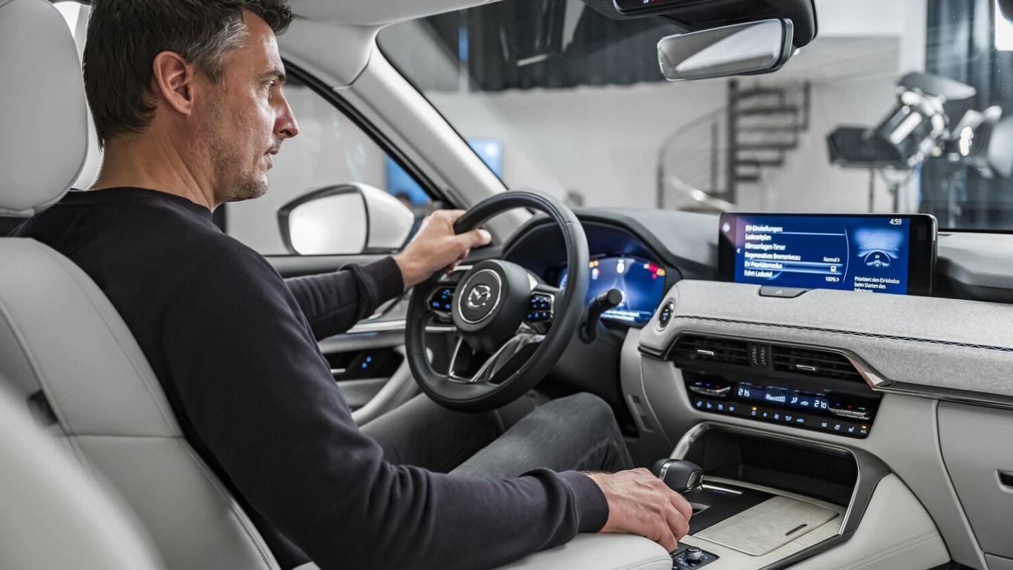 Sehr fein: Mazda bleibt dem Dreh-Drück-Steller treu.