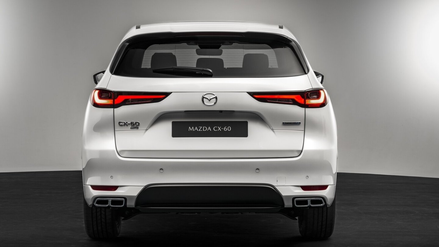 Jetzt auch bei Mazda: Fake-Endrohrblenden am Heck.