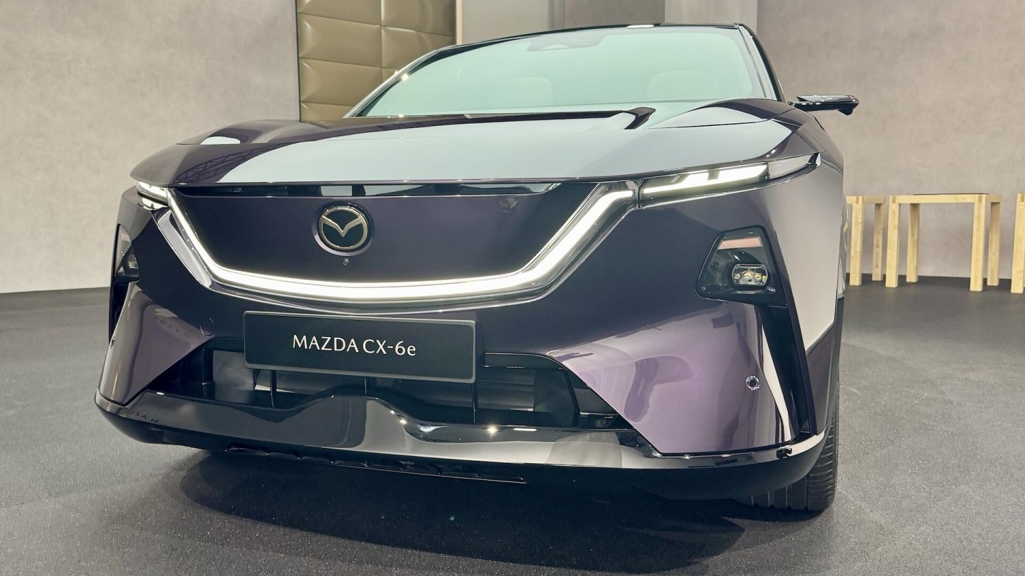 Die LED-Spange an der Front wird bei einem aktiven Ladevorgang animiert.