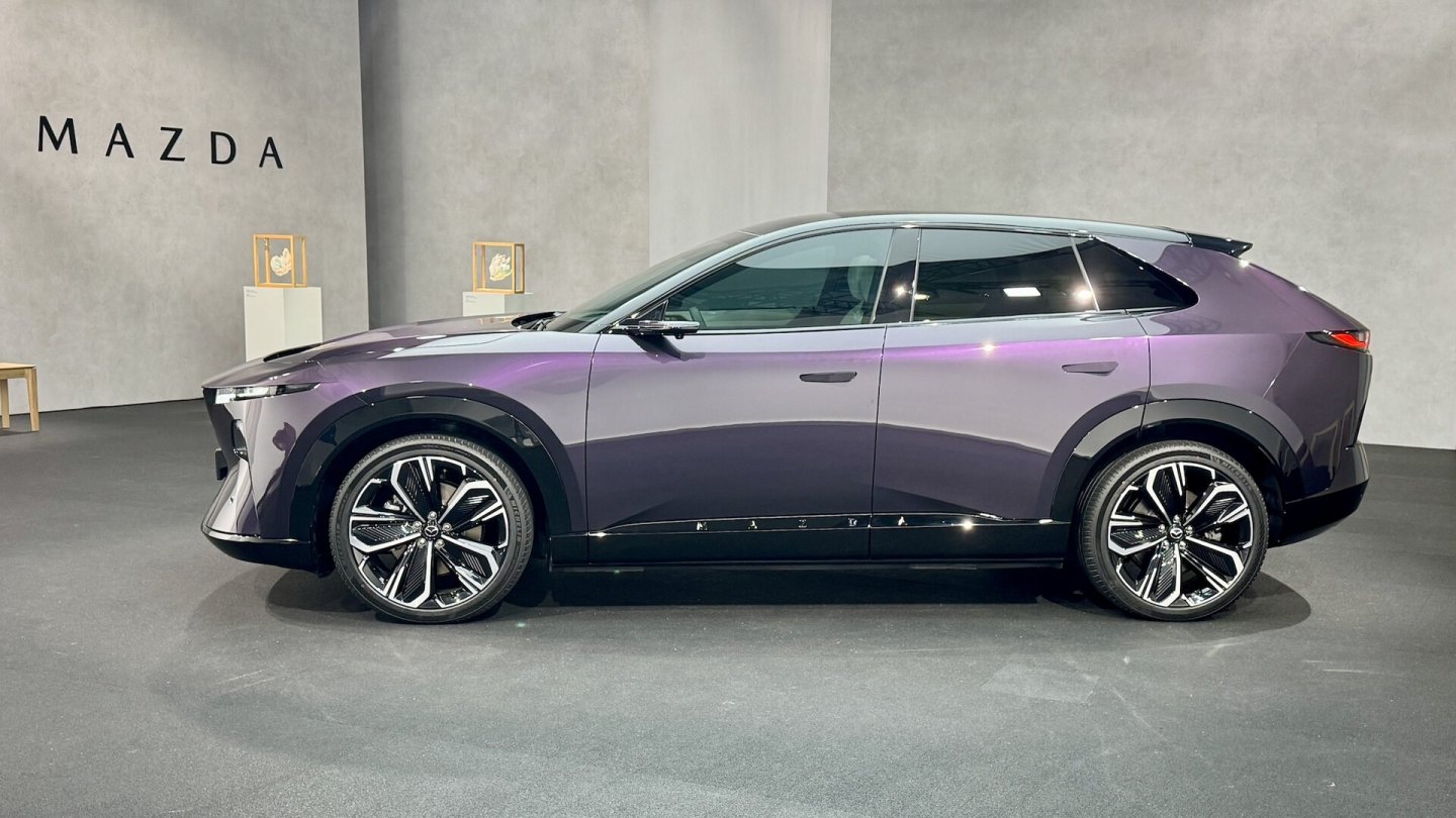 Der Mazda CX-6e ist mit 4,85 Metern Länge eine stattliche Erscheinung.