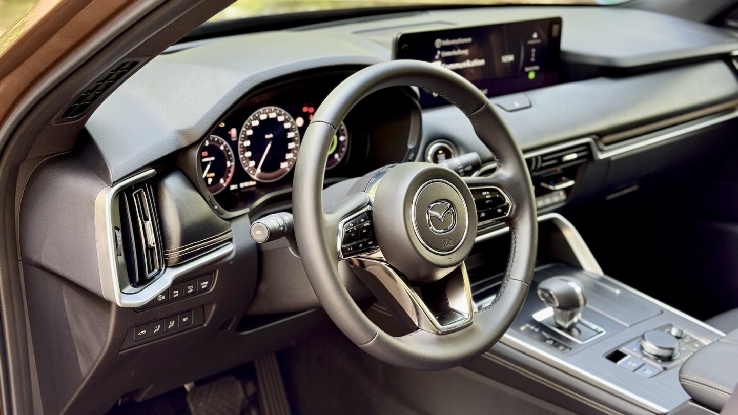 Der Fahrer ist gut ins Auto integriert.