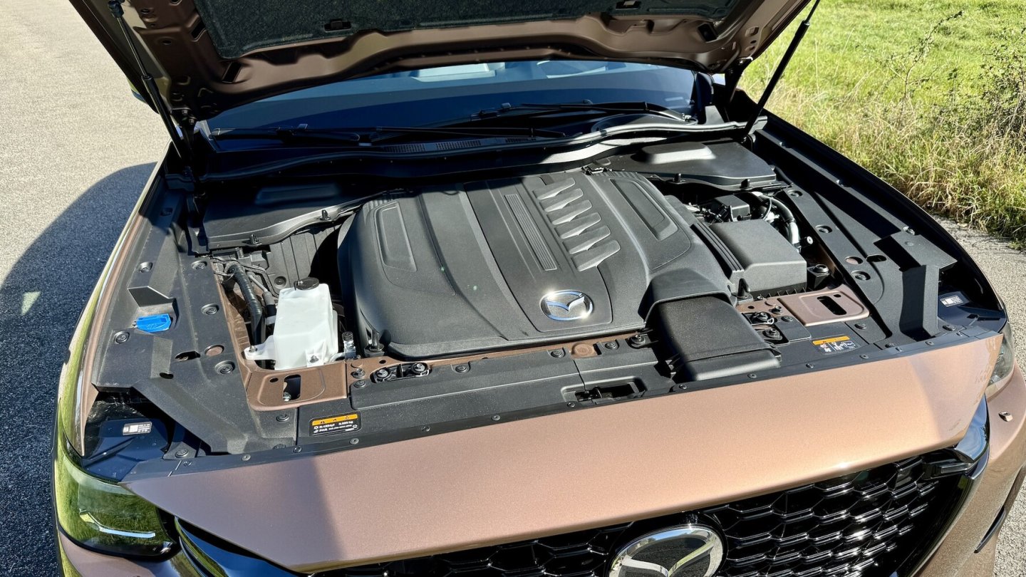 Famos: Der neuentwickelte Reihensechszylinder-Diesel ist vorne längs eingebaut.