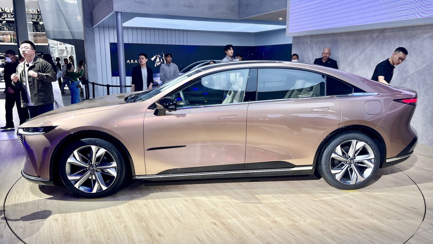 Die Farbe Melting Copper am neuen Elektro-Mazda, hier zur Premiere des EZ-6 in Peking.