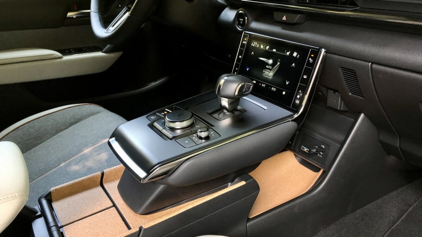 Kork zitiert die Geschichte, Recycling-PET und Kunstleder blicken in die Zukunft.