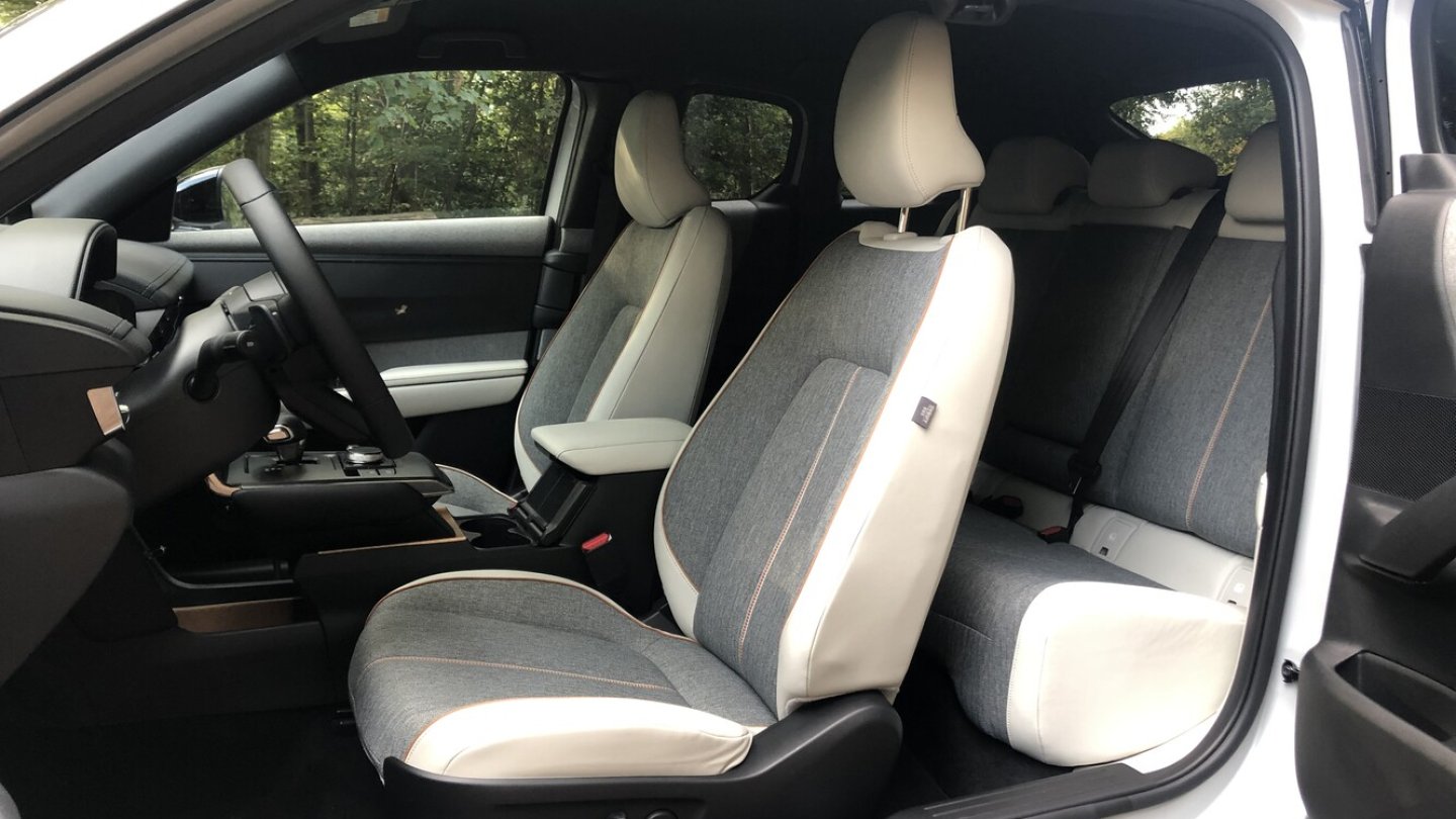 Wenig Platz im dunklen Fond.