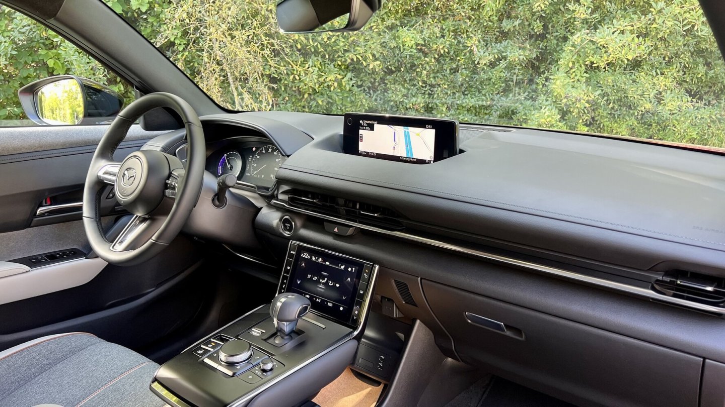 Das Cockpit des Mazda MX-30 bleibt unverändert.