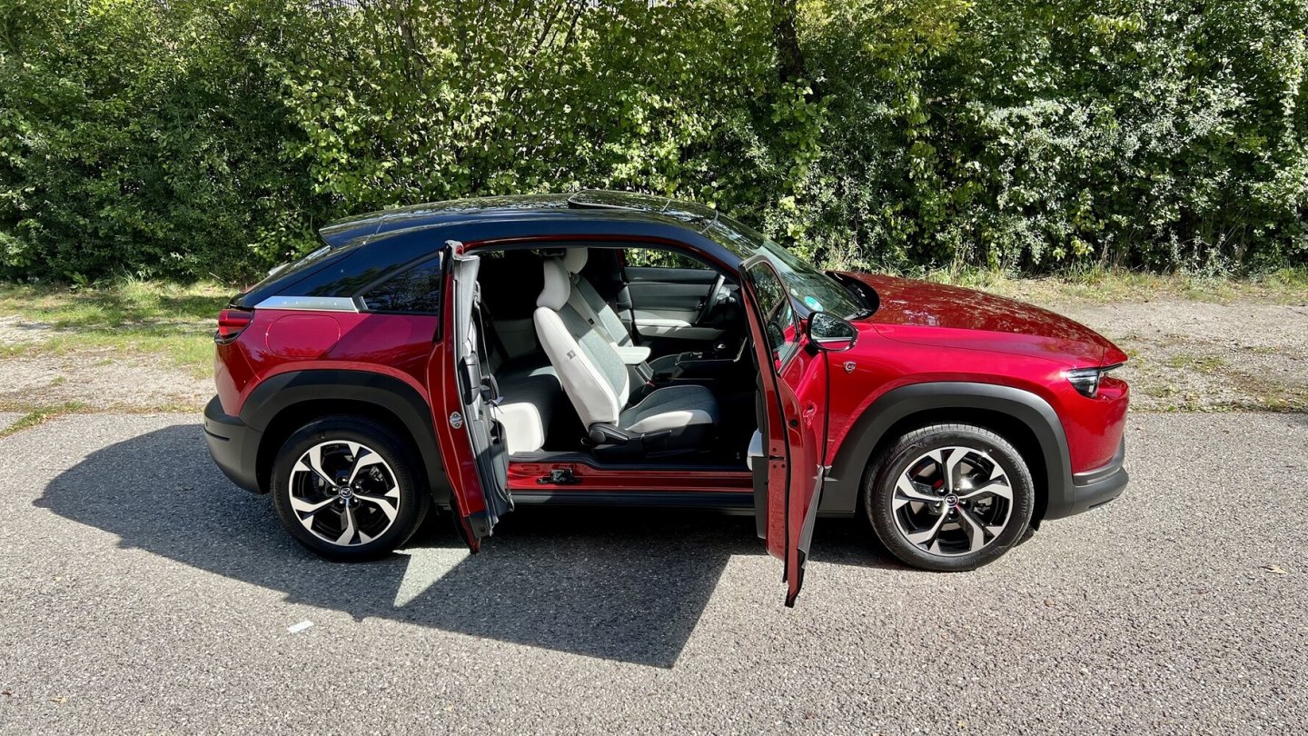 Die gegenläufig öffenden Fondtüren erinnern an den Kreiskolbenmotor-Sportwagen Mazda RX-8.