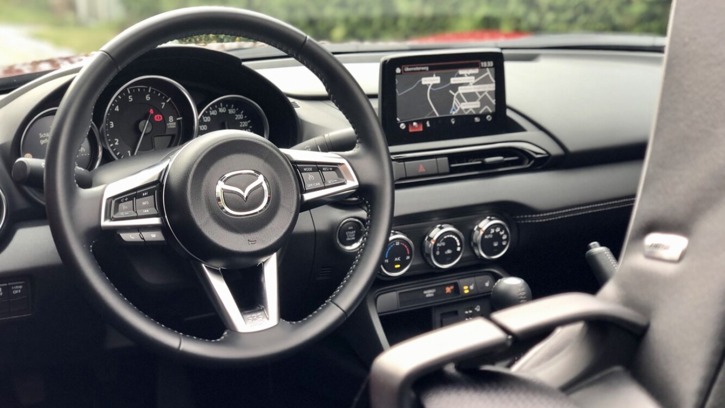 Das Cockpit im Spagat zwischen Moderne und Klassik.