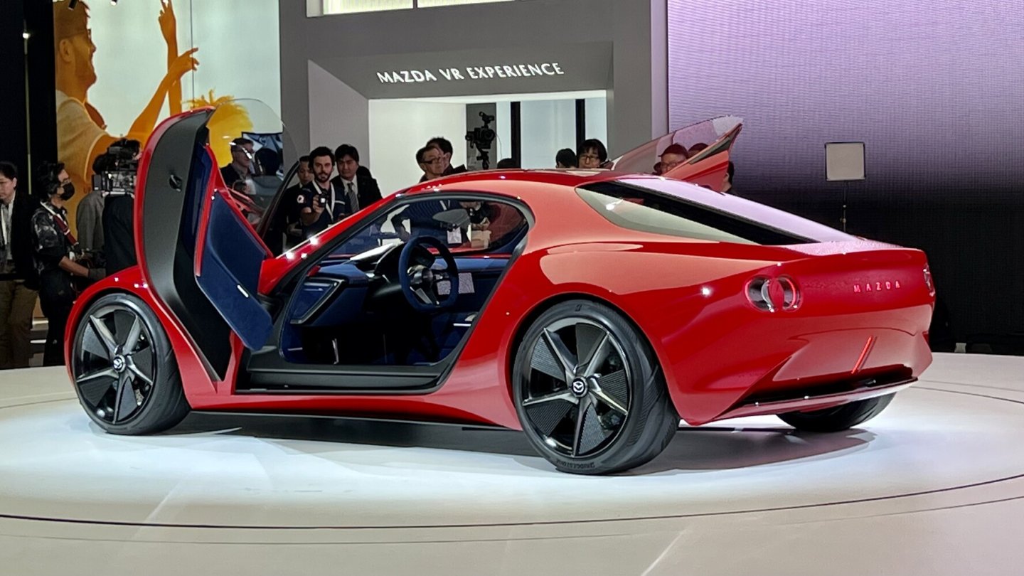 Bestechendes Rot, passend zu den Formen.