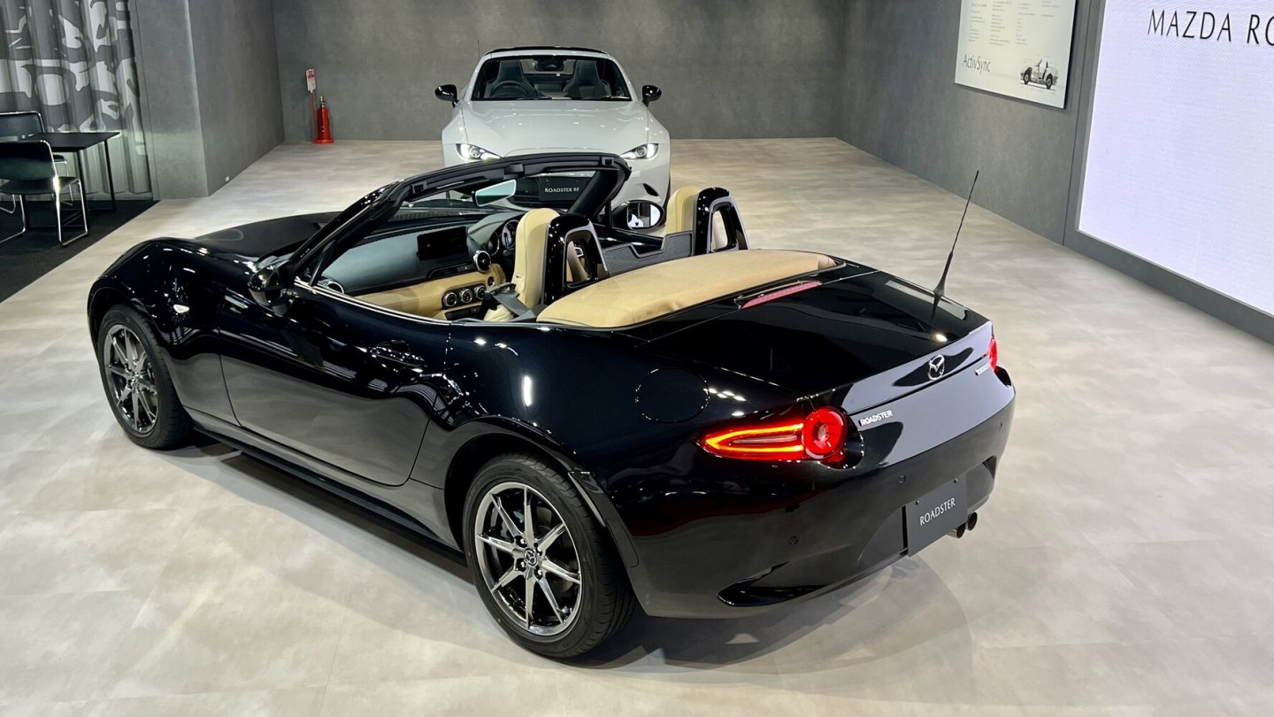 Den Mazda MX-5 gibt es weiterhin in zwei Karosserievarianten.