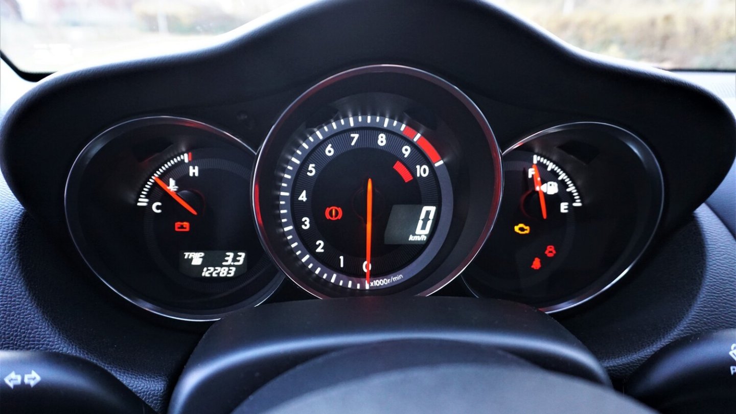 Die wichtigste Uhr für den RX-8-Piloten ist der zentrale Drehzahlmesser.