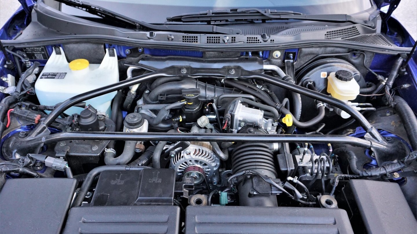 So sieht es unter der Motorabdeckung des Mazda RX-8 aus.