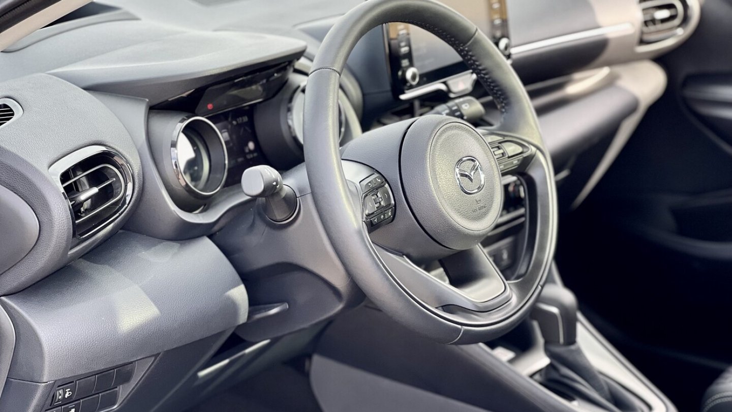 Das Mazda-Logo auf dem Lenkrad im Yaris-Cockpit ist der eiznige Unterschied zwischen den beiden Kleinwagen.