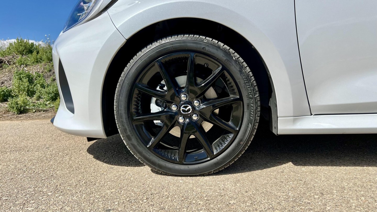 Schwarze 17-Zoll-Leichtmetallfelgen gehören zu den Ausstattungslinien Homura und Homura Plus.